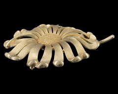 Vintage Trifari Daisy Flower Brooch Textured Brush Gold Tone 3″
