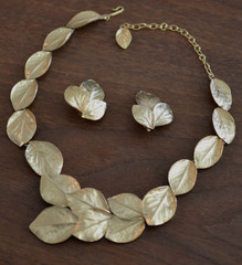 TRIFARI Necklace Clip Earring Set LEAF LEAVES Brush Gold Tone Vintage 19 in. Vtg