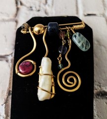 Fabulous Vintage Hanging Stones Gold Tone Pin