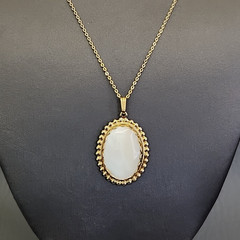 Vintage Mother of Pearl Pendant Necklace Oval White Gold Tone Cable Chain 17″