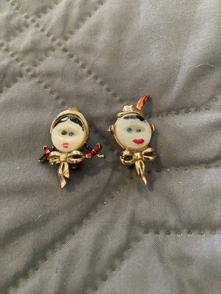 Vintage 1949 Uncas Mfg Co Girl And Boy Button Face Pins /Brooch Set