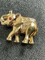 Vintage 1.1” Elephant Figural Crystal Rhinestone Gold Tone Metal Brooch Pin