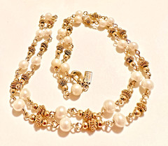 STUNNING VINTAGE SIGNED REVLON PEARL GOLD TONE STATION 24″ NECKLACE CLASSIC