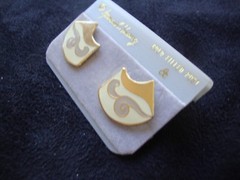 VINTAGE SAMUEL HUANG CLOISONNE EARRINGS WHITE & GREY ENAMEL GOLD FILLED POST