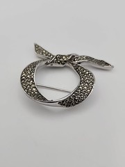 Vintage Pave Markasite Rhinestone Silver Tone Bow Tie Loop Q Retro Brooch Pin