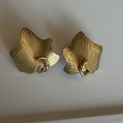Vintage Coro Gold Tone Ivy Leaf Earrings Screw Back Clip Signed 1950s MCM
