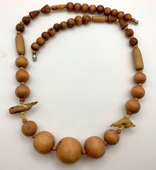 Chunky Graduated Wood Bead Necklace Whale Dolphin Sea Animal Carved 1970-80s Vtg