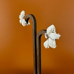 Vintage Thermoset Climber Earrings Silver Tone White Flower Petals Retro Mod