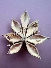 VINTAGE CORO Golden Textured Double Leaf Pin BROOCH ￼2.46”