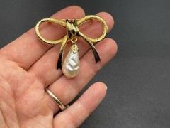 Vintage Bow Pin Gold Metal Imitation Drop Dangle Pearl Unsigned