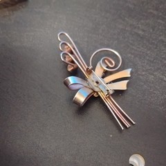 1935-1950 VTG RETRO STYLE CLEAR & AQUA RHINESTONE BOW PIN/BROOCH SILVER TONE