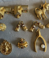 20 Pc Gold Tone VTG Charm/Pendants CAT WISHING WELL MANSION FISH BABY SHOES Etc