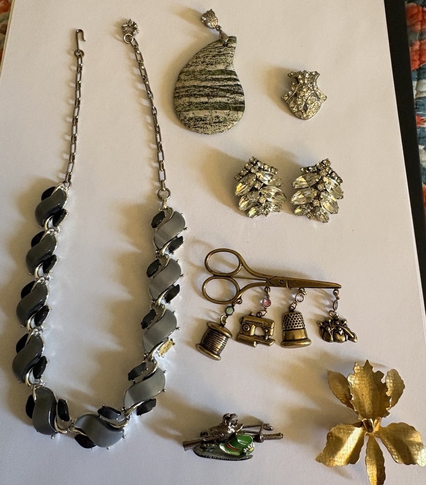 NICE LOT OF VINTAGE JEWELRY-BROOCHES, GEMSTONE, NECKLACE, PENDANT &