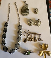 NICE LOT OF VINTAGE JEWELRY-BROOCHES, GEMSTONE, NECKLACE, PENDANT &
