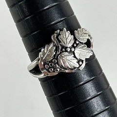 Vtg Sterling Silver Grapes and Grape Leaves Ring Wheeler Signed WM Size 7