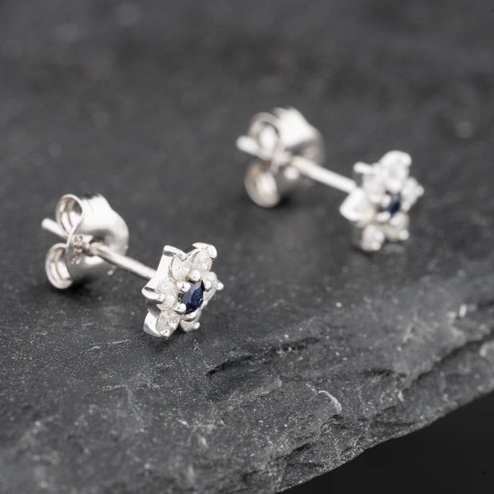 Second Hand 9ct White Gold 0.09ct Sapphire & 0.24ct Diamond Flower Cluster St…