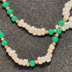 NECKLACE vintage white faux pearl green acrylic coppertone metal bead 32″ loop