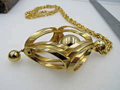 Vintage High End Gold Tone Cage Dangle Ball Bead Pendant 28″ Chain Necklace A1
