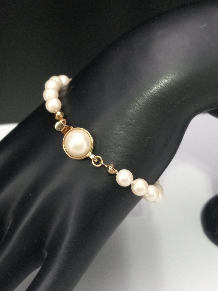 CAROLEE Gold Tone Hand Knotted White Faux Pearls Box Closure Size 7 Bracelet