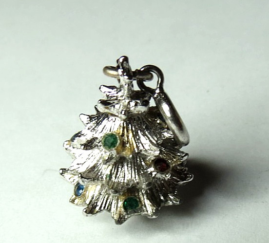 VINTAGE CHARM MONET MULTICOLOR RHINESTONE SILVER TONE CHRISTMAS TREE 21MM’