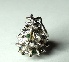VINTAGE CHARM MONET MULTICOLOR RHINESTONE SILVER TONE CHRISTMAS TREE 21MM’