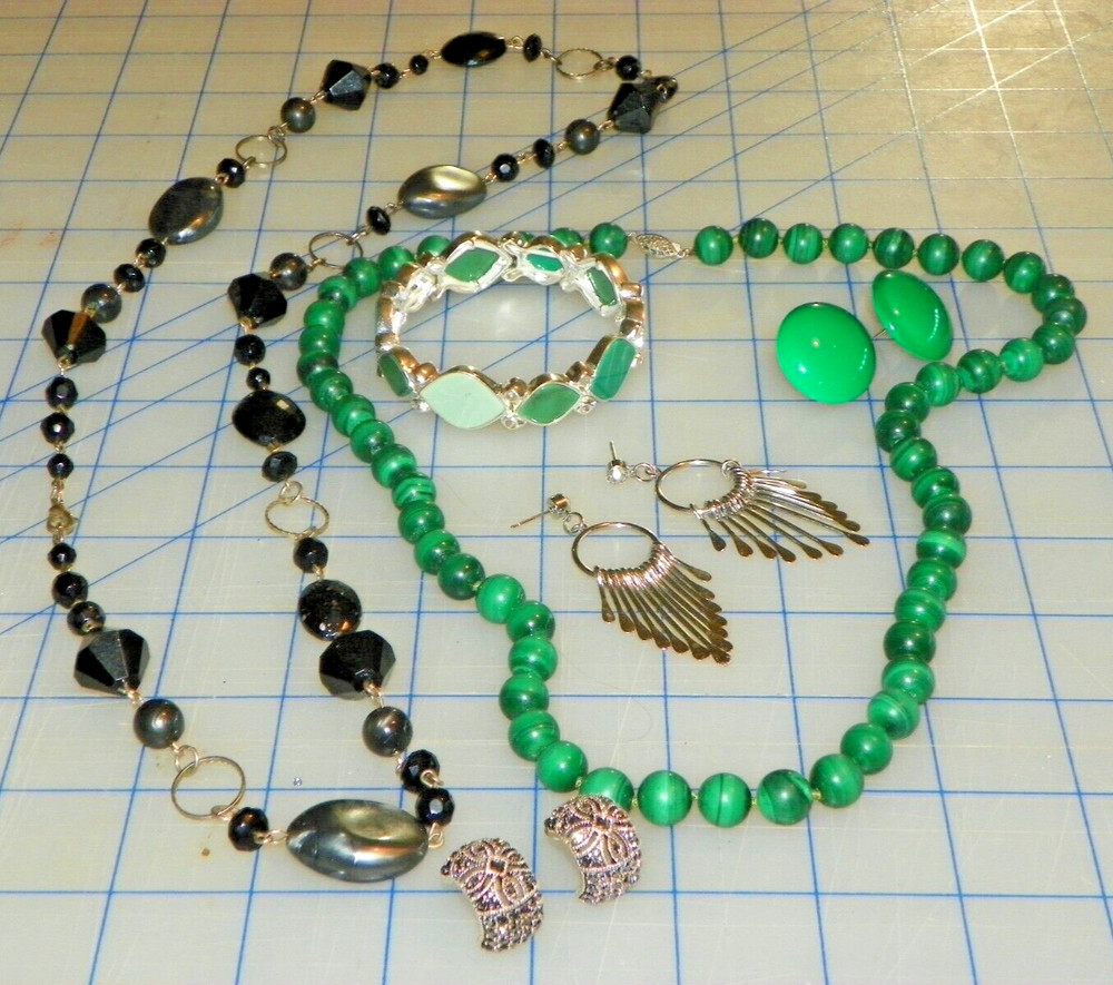 NICE VINTAGE JEWELRY LOT-MALACHITE BEADED NECKLACE-3 PR EARRINGS+RING+1