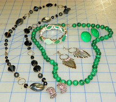 NICE VINTAGE JEWELRY LOT-MALACHITE BEADED NECKLACE-3 PR EARRINGS+RING+1