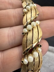 Vintage Trifari Bracelet Faux Pearls Gold Tone 7″ Signed READ