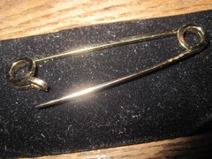 VTG SWANK Large Gold Tone 2.5″ Safety Pin Brooch/SKIRT/HAT PIN IN ORIGINAL BOX