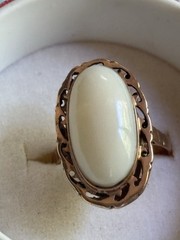 PRISTINE VINTAGE 14k GOLD WHITE POSSIBLE CORAL RING ~SIZE 6.5~ORNATE SETTING
