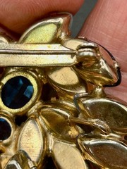 VNTG EUROPEAN BLUE TONE BROOCH RHINESTONES SATIN GLASS PRONG SET GRAPE CLUSTER
