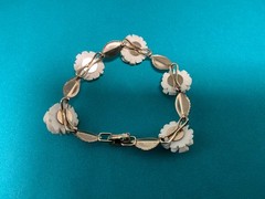🌸 Vintage Krementz Bracelet Gold Overlay Carved White Roses Floral Leaf Link 🌸