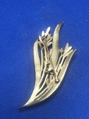VTG CROWN TRIFARI TRIFARIUM HIGH GLOSS & MATE FINISH GOLD TONE FLORAL BROOCH PIN
