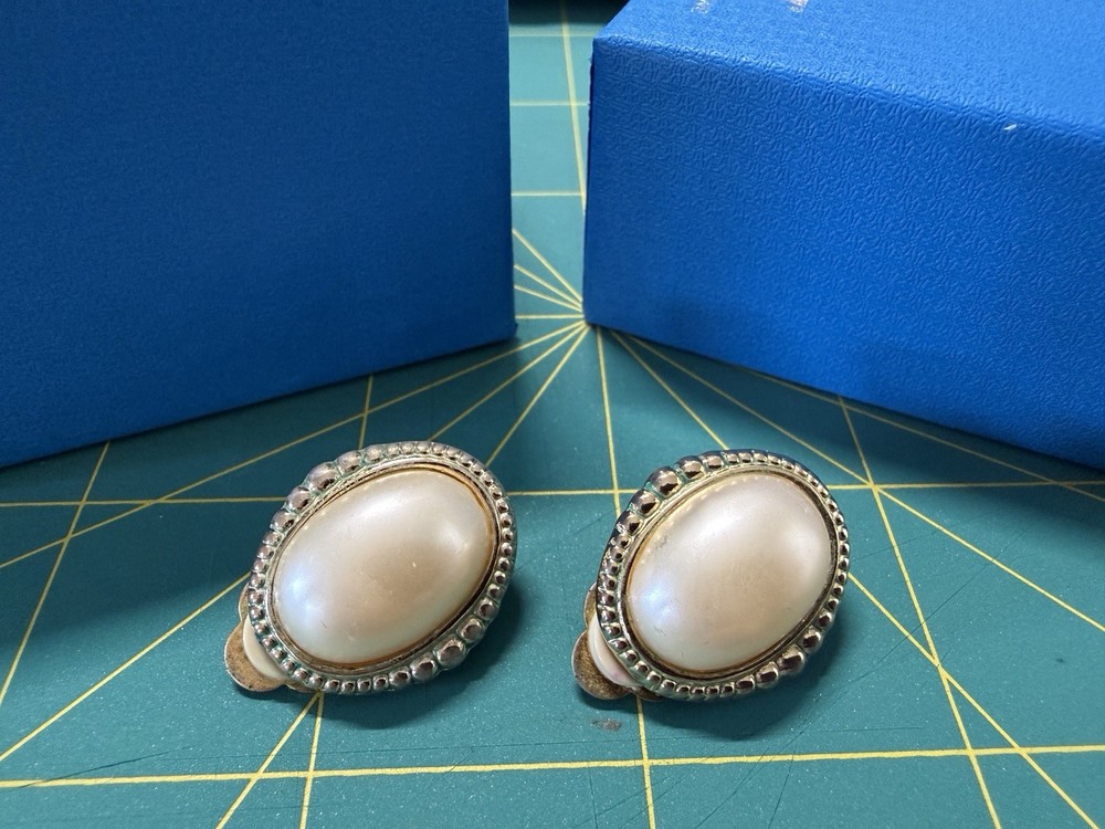 Vintage Large Oval Faux Pearl Clip On Earrings – JTV Costume Estate 169