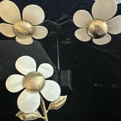 Vintage 1968 Sarah Coventry Flower Flattery White Gold Enamel Brooch w Earrings