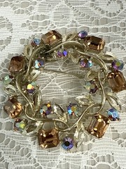 Lisner Vintage Broche Signed 2” D