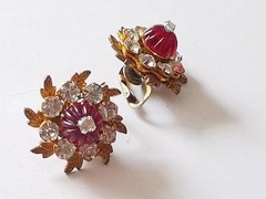 MIRIAM HASKELL 40′ HORSESHOE 2-PC BLOOD RED CÔTELÉ & NUGGET BEAD ICE R/S ACCENTS