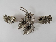 Vintage Unbranded Silvertone Leaf Brooch Pin & Earrings