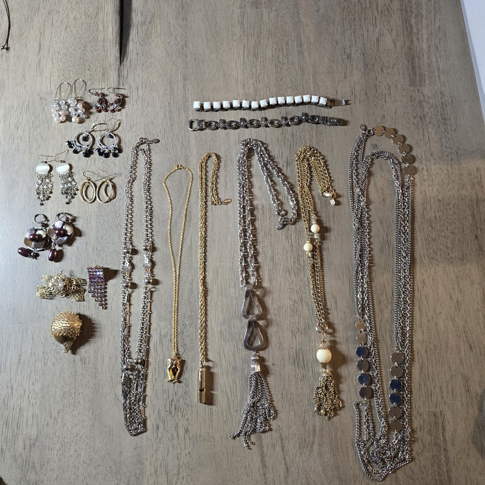 VINTAGE ASSORTED JEWELRY LOT / 17 Pieces
