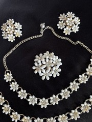 Vtg White Daisy Necklace Bracelet Brooch Earrings Parure Set Gold Toned Gift Box