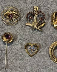 Vintage Brooch Lot Of 21 Brands Are Avon And Unbranded Sizes Range From 1 To 4in