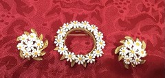 Gorgeous~Vintage Daisy Brooch Pin And Clip On Earrings Set Gold Tone And Resin