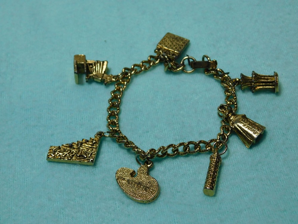 Vintage 7 1/4″ Las Vegas Casinos Charm Bracelet in Very Good Condition