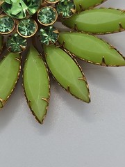 Vintage Green Glass/Rhinestone Faceted Acrylic Daisy Brooch Set Goldtone Metal