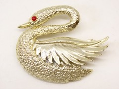 Gerry’s Swan Brooch Pin Gold Tone Vintage Signed D5764