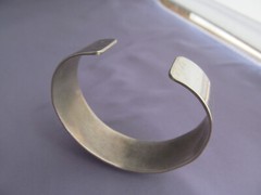 VINTAGE OLD PAWN STERLING MARY RICHARD THOMAS TOOLED WIDE HEART CUFF BRACELET