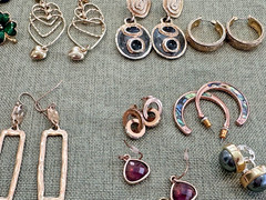 LOT OF 100+ VINTAGE GOLD TONE EARRING PAIRS FOR PIERCED EARS N189