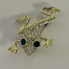 VTG Tiny Brooches Pins Gold Tone Lizard Green Eyed Frog Trifari Frog Kore Fish