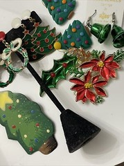 Vtg CHRISTMAS JEWELRY LOT Brooch Dangle Earrings Bells Tree Holly Wreaths