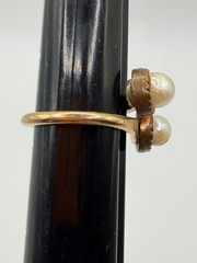 VINTAGE GOLD TONE BYPASS RING ASYMMETRICAL FAUX PEARL ROPING SIZE 5.75